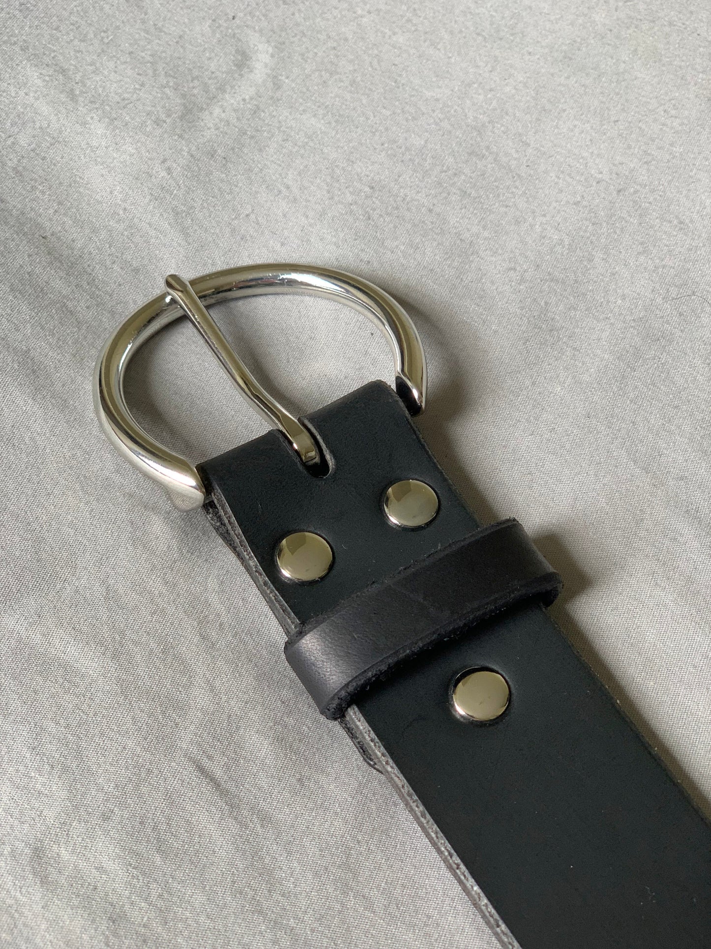 Stylish Ring-shaped Buckle with Black Leather Belt